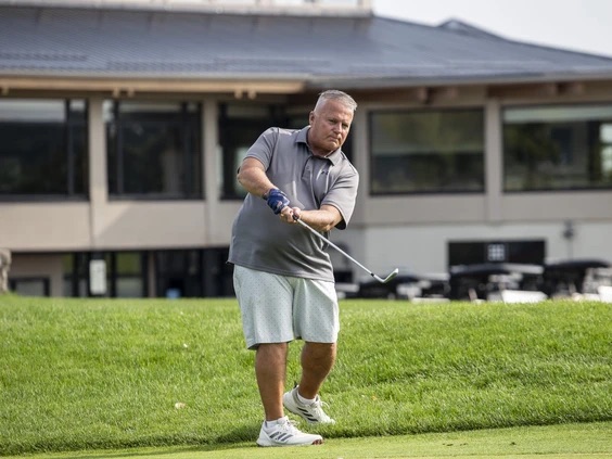 Cingal patient Darrell playing golf